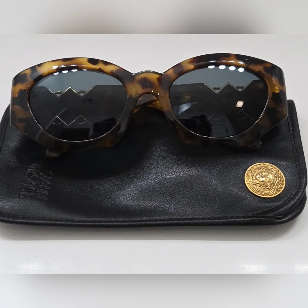 Vintage Gianni Versace Medusa Stud Cat Eye Sunglasses Tortoise w/ Case Italy